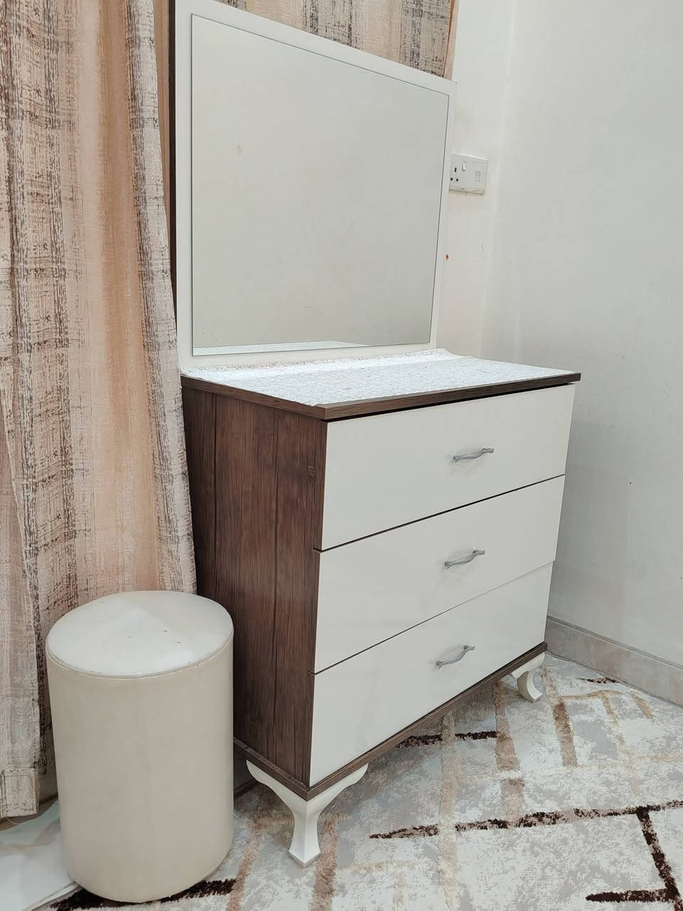 سلام عليكم غرفة نوم للبيع ٧سبع قطع الغرف اخوه الجديد نظيف كلش مطلوب عليها ٣٥٠الف وابيها مجال الي يحب يتواصل على رقم *********** غير متواجد على فيس
