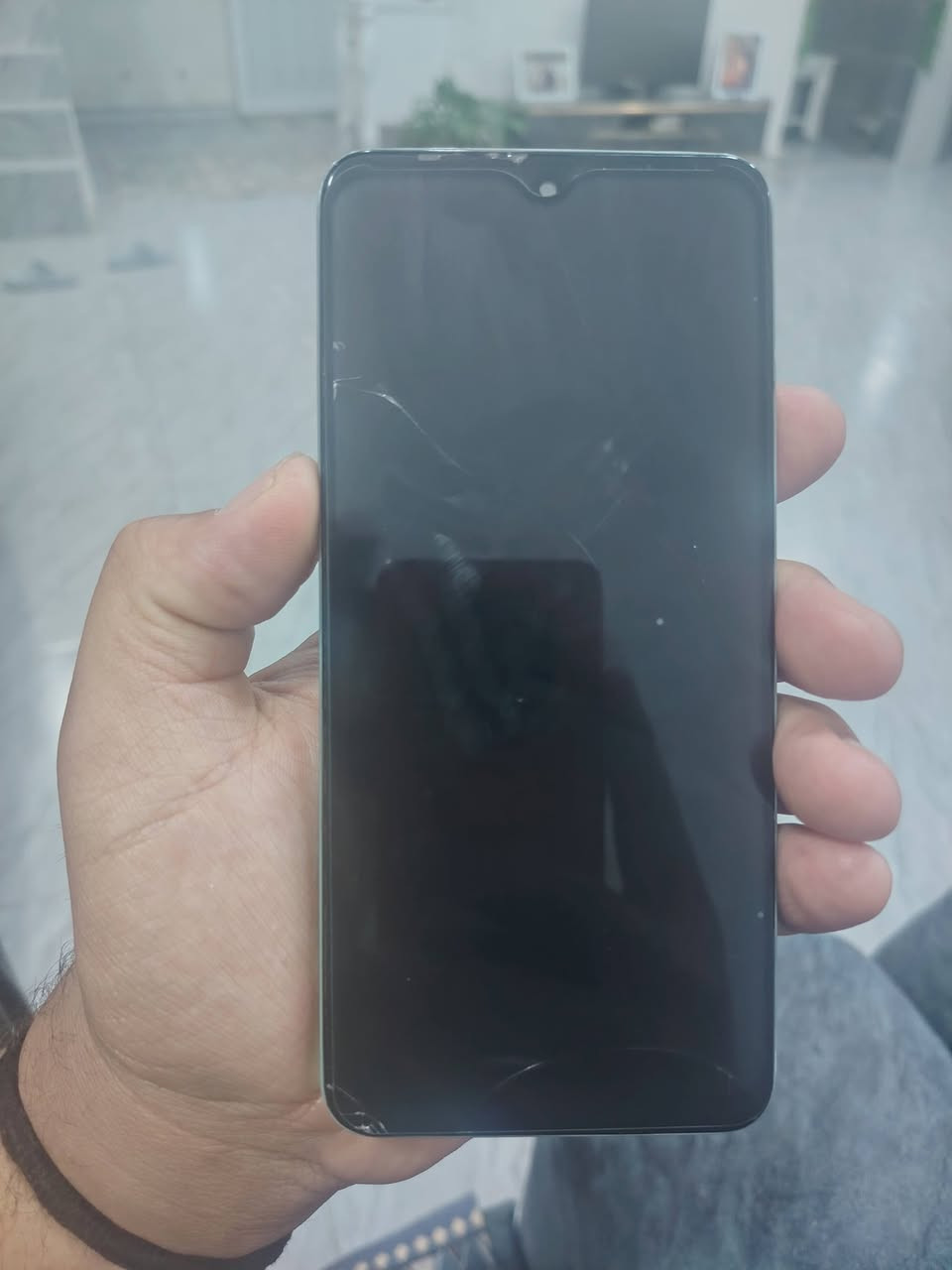 سلام عليكم جهاز ريلمي 12للبيع مابي اي عيب فقط هاي الكسر بشاشه جهاز نضيف مبدل شاشه اصلي سعره 150وبي مجال شراي اتصل ***********
