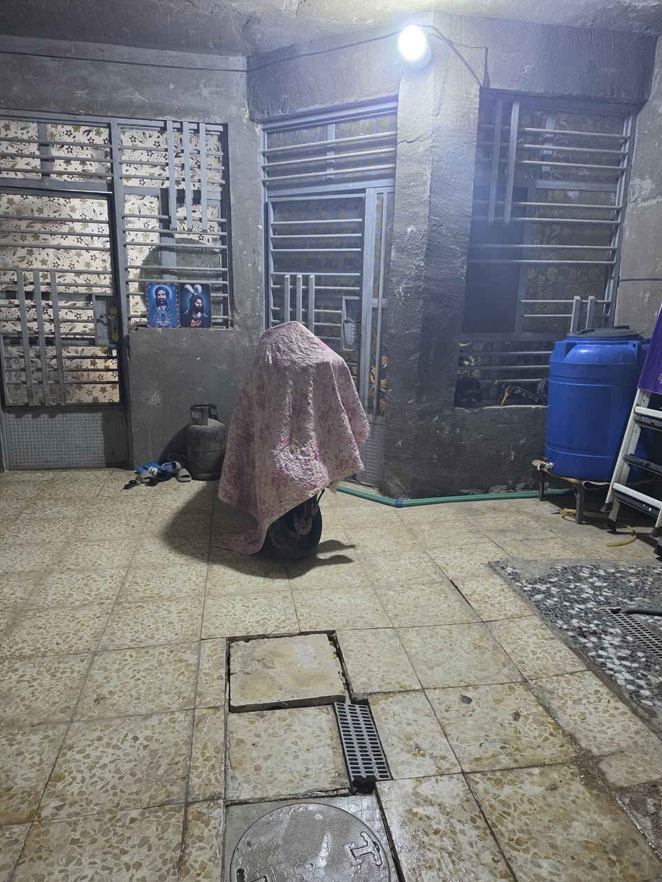 سلام عليكم بيت للبيع 100متر الواجه 5ونزال 20 حي طارق الوسط فرع ابو سجاد المضمد ب47وبي مجال***********
