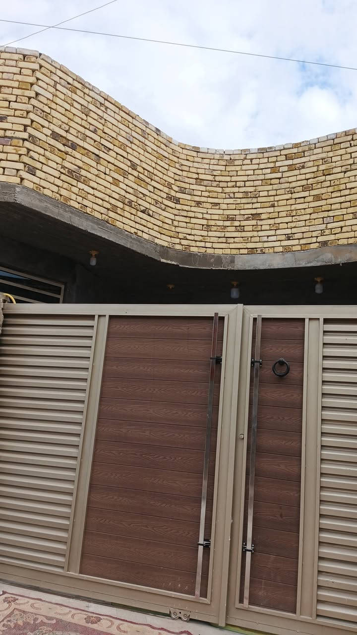 بيت للبيع جديد توه خلص صارله اسبوعين السبل فرع صيدليه الرحمه طابقين 4غرف نوم صالتين  ثلاثه حمامات ومناور اثنين استقبال مطبخ يبعد عن الشارع العام 200مترخدمات ماء كهرباء مجاري بيه وصل طابو السعر 150للاستفسار***********
