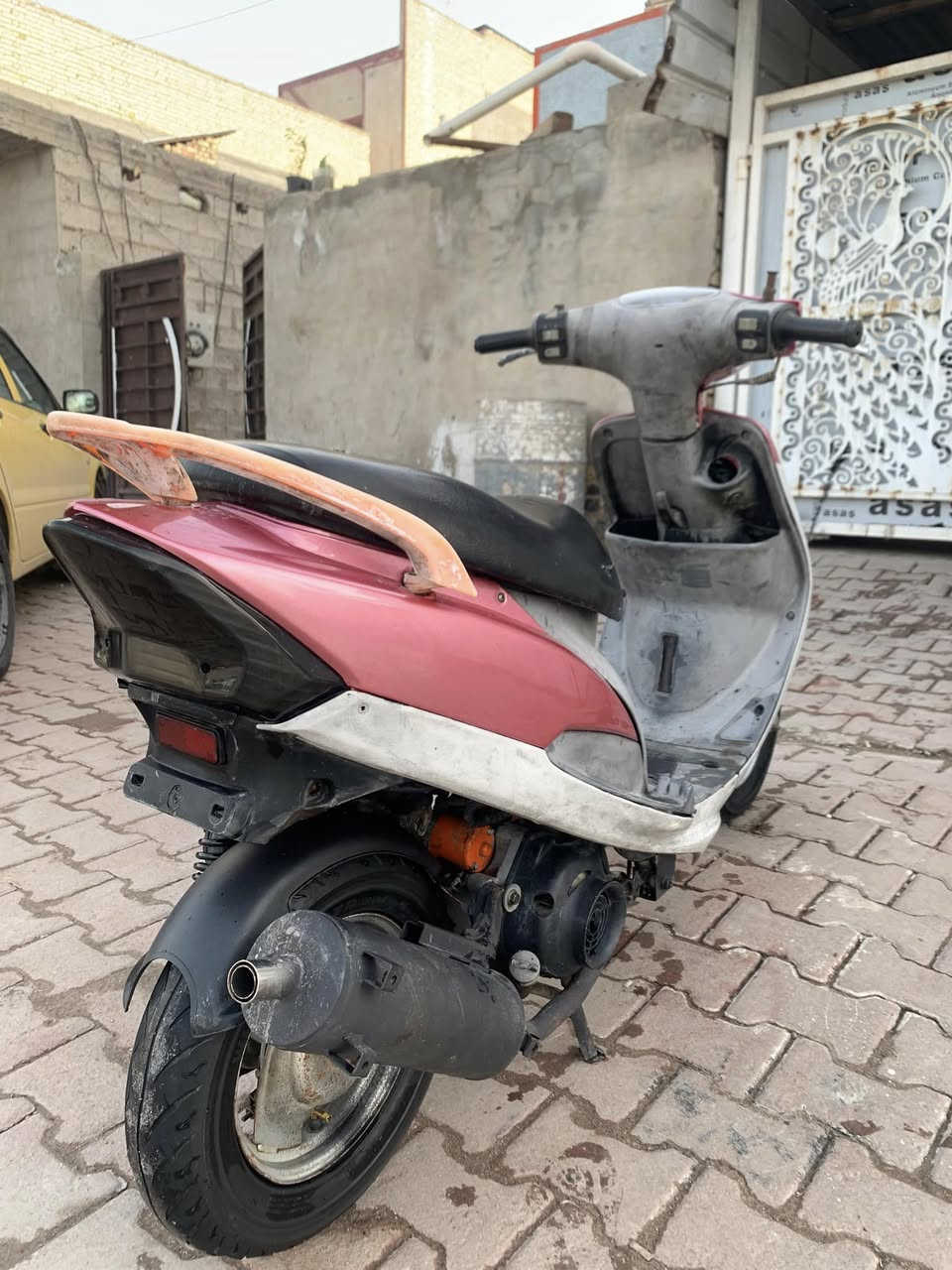 سلام عليكم ماكس منغولي  الدرجه شلعه ومعدل الدراجه حلوه وبلاديه يردلها تريب نقصها باتري وكلابوات اماميه  كدام عيونكم  السعر 375 وبيها شي بسيط حق الجيه فقط العنوان بغداد الحسينية مل رشديه رقمي *********** ما متواجد بس رقم شراي اتصل
