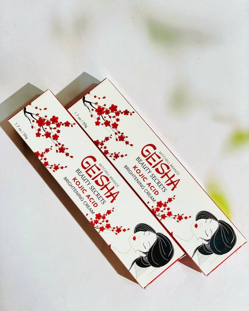 ✨ عصارة غيشا من كوجي ✨
GEISHA BEAUTY SECRETS KOJIC ACID BRIGHTENING 
CREAM

🌟 كريم غيشا العالمي 🌟
🔑 سر من أسرار الجمال بـ حمض الكوجيك 🔑
💖 فوائد المنتج:
 ⚡ أقوى كريم لتفتيح البشرة: يحتوي على حمض الكوجيك المعروف بقدرته العالية على تقليل التصبغات والبقع الداكنة.
 🎯 توحيد لون البشرة: يساعد في تحسين مظهر البشرة غير المتجانسة ومنحها مظهراً متناغماً.
 ☀️ مكافحة الكلف والنمش: يقلل من ظهور الكلف والنمش الناتج عن أشعة الشمس أو التغيرات الهرمونية.
 🌱 تفتيح آثار حب الشباب: يساهم بشكل فعال في تفتيح البقع الداكنة الناتجة عن الحبوب السابقة.
 💧 ترطيب خفيف: يحتوي عادةً على مكونات مرطبة بجانب حمض الكوجيك لتحسين نعومة البشرة ومرونتها.
المنشأ لبنان الأصلية 🇱🇧

السعر ١٦ الف


**إذا كنت صاحب هذا الإعلان وتريد حذفه لأي سبب، رجاءا أرسل رسالة إلى الدعم الفني**