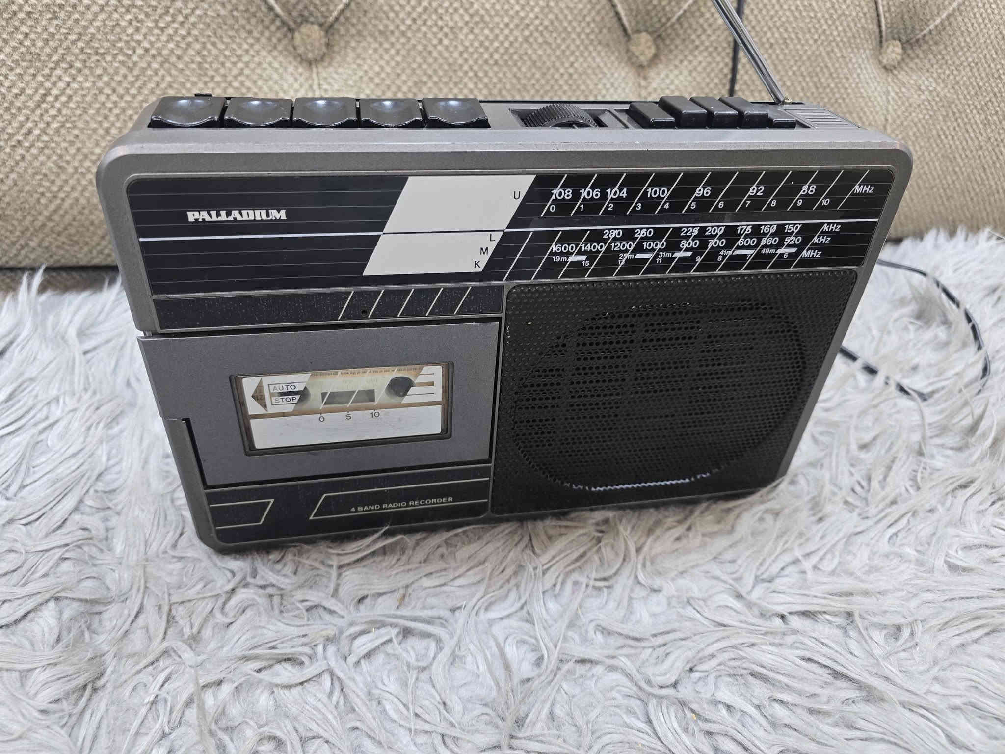 مسجل راديو بلاديوم. لماني. موديل قديم. راديو اف ام كامل ثلاث موجات. كهرباء 220 بطاريات. حجم وسط عدد 4 مكاني سماوه. باله جهاز. شغال على. بلاد. ولا غلطه تقديم وتاخير كله شغال ***********
