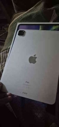 ايباد برو  ذاكرة ١٢٨  الجهاز بي فطر بللبلازمه كله شغال مابي اي عيب مع ...
