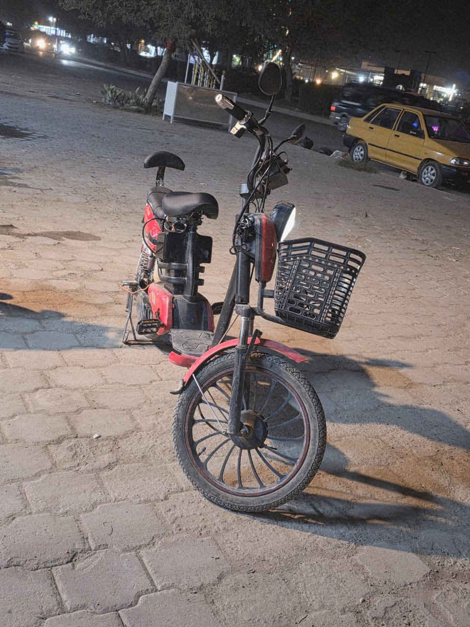 سلام وعليكم دراجه شحن شغاله من كلشي للبيع السعر ٣٥٠وببه مجال 
العنوان واسط العزيزيه 
الاتصال ***********
