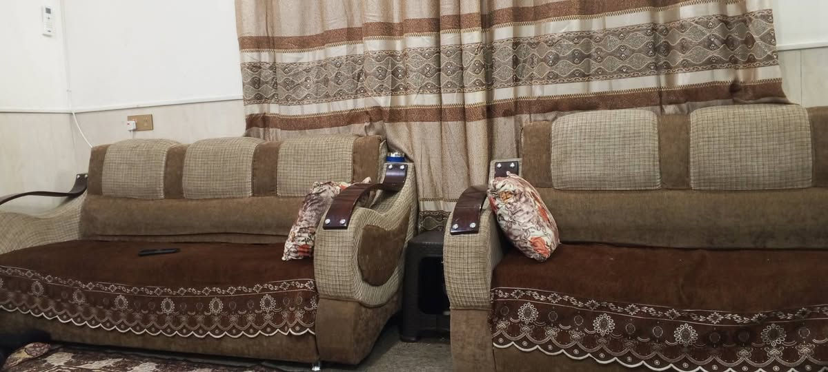 طخم قنفات للبيع خمس قطع
ثلاث قطع كبير و اثنين  صغير 
نضيف حييل 
9 أمتار 
المكان برطله 

ت/***********

سعر 180 بي مجال
