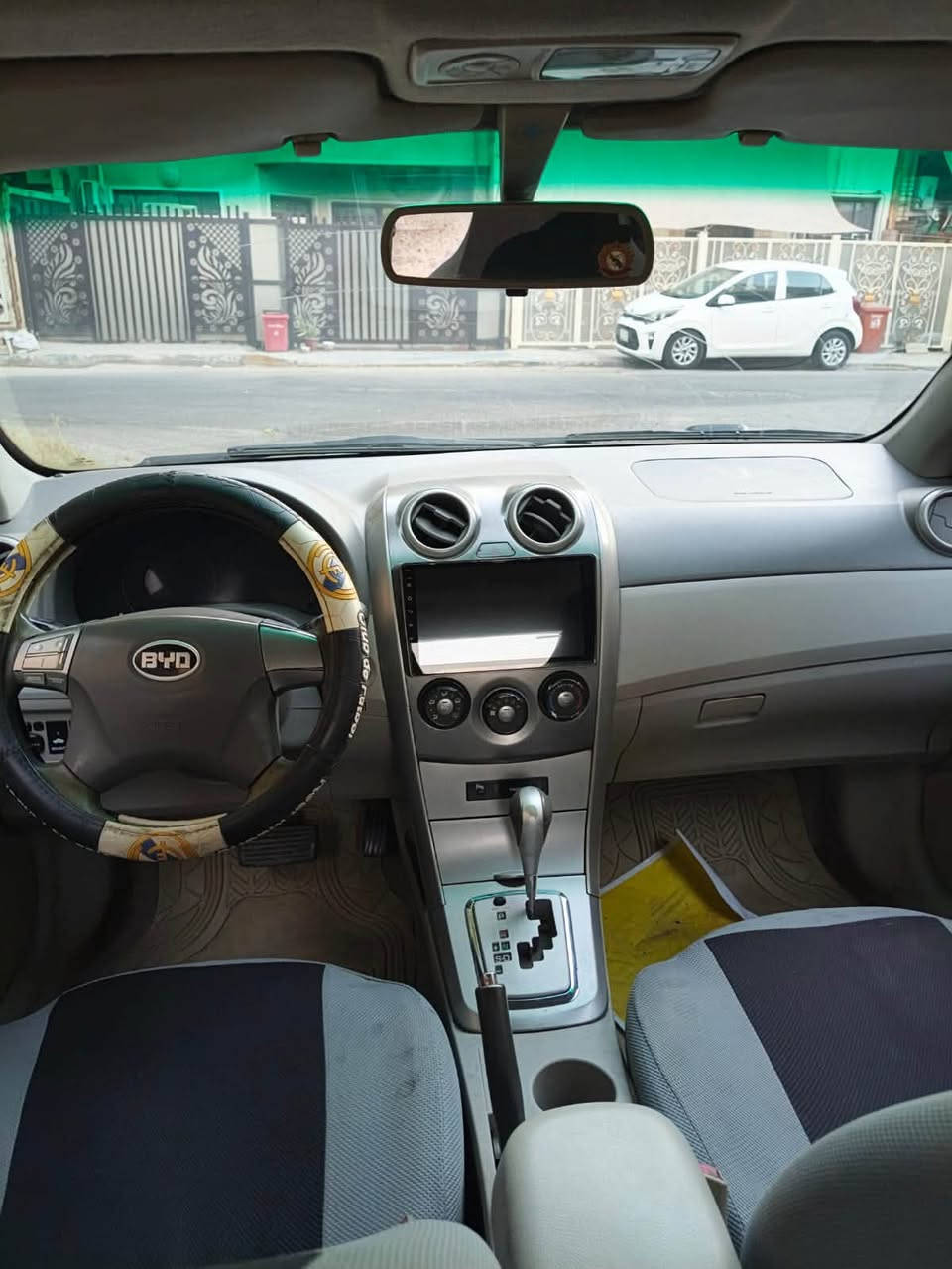 سلام عليكم
سيارة BYD G3
2013 كاملة هزة سنوية جديدة قبل يومين طلعتها بأسمي تحويل ثاني يوم . تبريد ثلج كير محرك خير من الله 
بغداد حي الجهاد السعر 55 
***********
