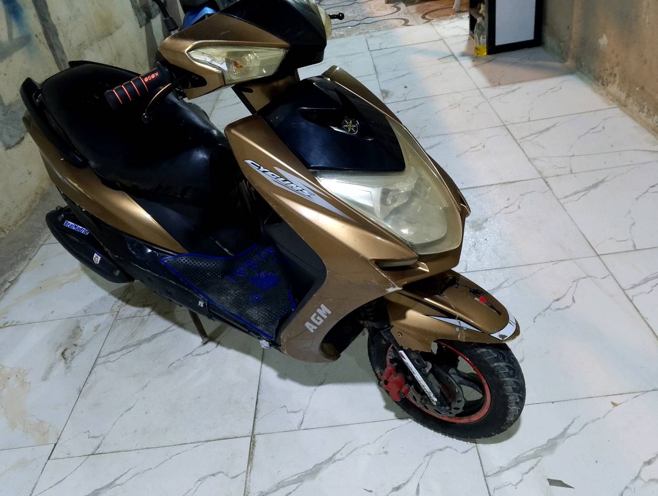 دراجه سكنس تايوان موديل 2020 لون ذهبي كهربائيات كلها شغاله اشاير سلف لايت عالي ناصي ورماش سكن خلفي امامي سطاب كلهن شغالات گيج بانزين وكيلو متر شغال باتري جديد محرك مفتوح مرة وحدة مجفت على أيدي نگرة سلف شلعة تاكل الگاع دراجه مالت بيت مرتبه دبلاتها حلوه كابريتر بلادي كفرات مختمه ختم واحد البصره 5 ميل ه‍ *********** السعر 300
