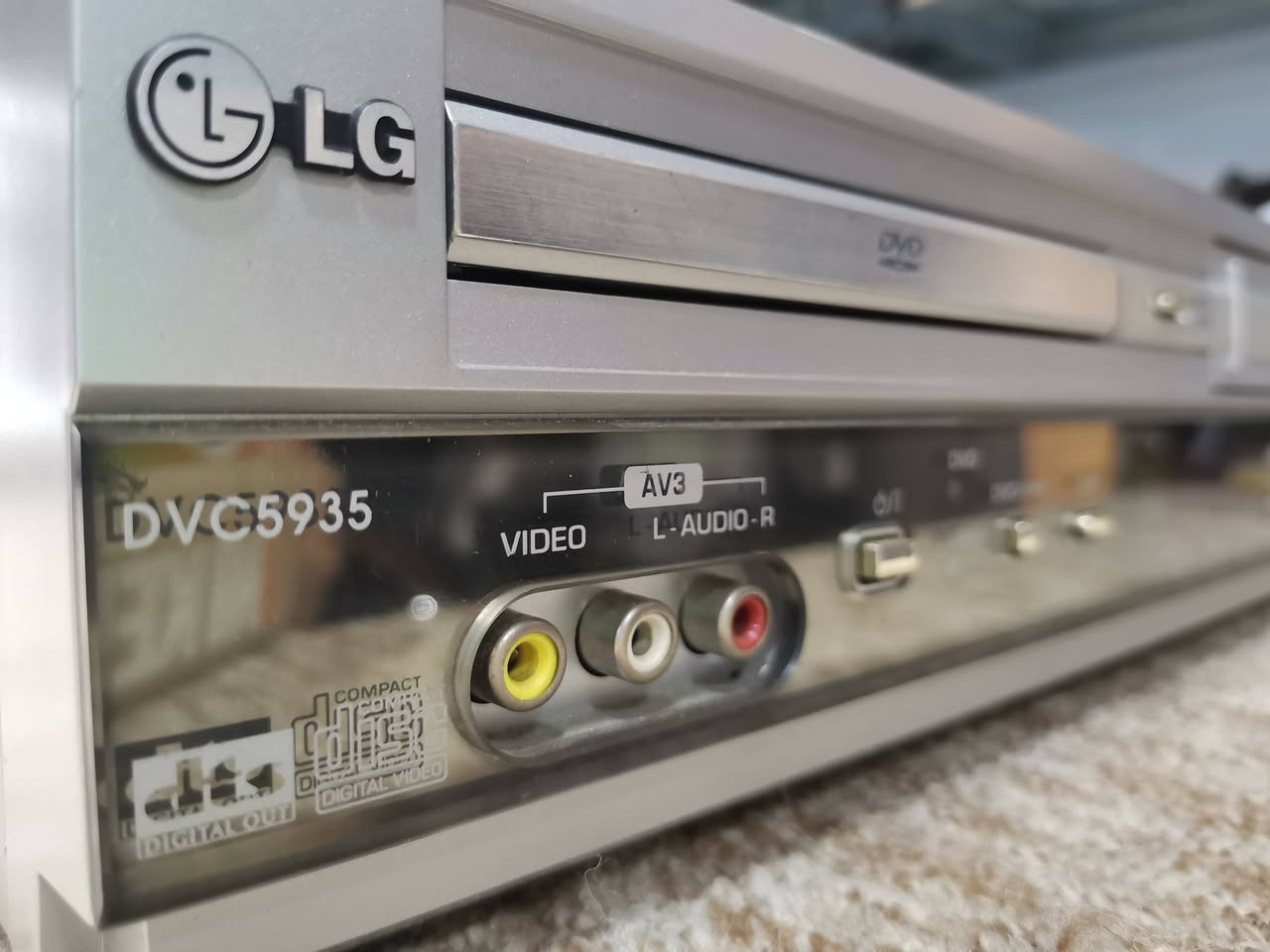 فيديو DVD و VHS مشترك نوع LG
 نضافة ٩٥% يسجل من القرص الى الكاسيت 
غير داخل تصليح شغال بلكامل
السعر المطلوب ٧٥ الف 
يوجد توصيل لكافة المحافظات


**إذا كنت صاحب هذا الإعلان وتريد حذفه لأي سبب، رجاءا أرسل رسالة إلى الدعم الفني**