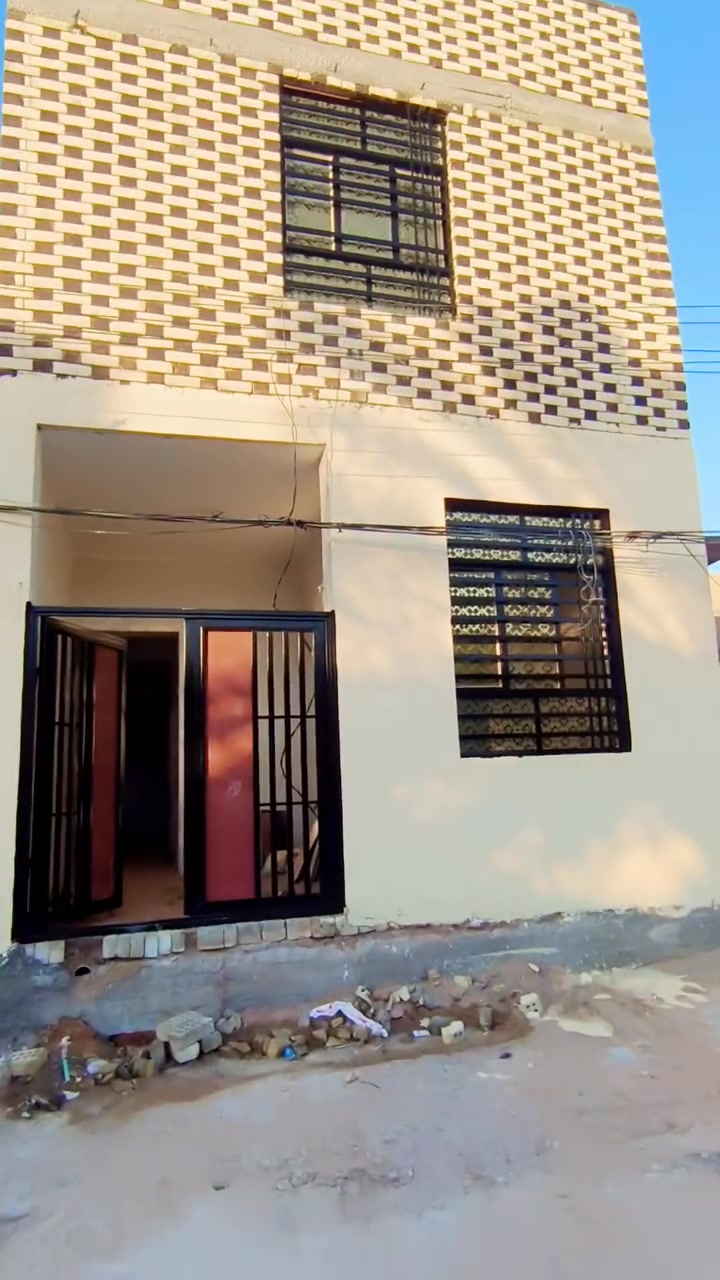 للبيع دار 🏚مساحة, 50متر حي المكرمة
بناء 🏫حديث طابقين 2غرف واستقبال ومطبخ وصاله وصحيات

سعر جداً مناسب موقع ممتاز الدار بي باقي تشطيب وارضيه يكمل تستلم🔑 مفتاح سعره72للستفسار ***********
