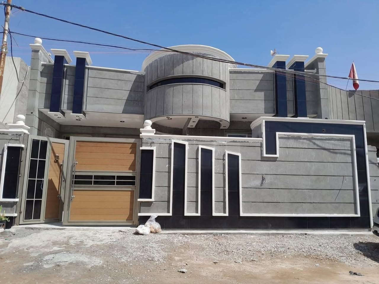 دار للبيع المساحه 200م بيت جديد وحديث منقاصه اي شي بس صبغ الواجهه البناء طابوك يتكون البيت من استقبال وصاله ومطبخ و2غرف نوم و2منور و2حمام فوك وجوه وصحيه خارجيه الموقق حي الأسرى الزاعي شارع سكلة حجي شامل وسط الشارع سند 25 مقبل للتطويب الشارع كامل خدمات مي مجاري كهرباء سحب مولد نت ظوئي الأستفسار هذا الرقم ***********‏ ملاحضه سعر مو يمي خاص ماجاوب اتصلو ع رقم
