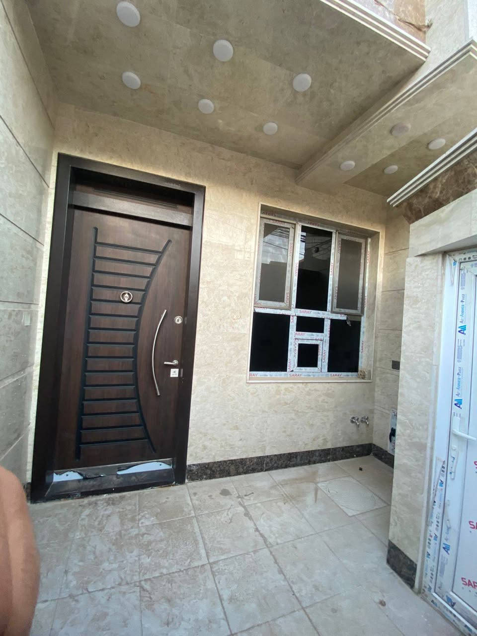 السلام عليكم دار للبيع منطقه الدوره الإسكان مساحه 100متر بناء حديث درجه اولى السعر 250 بي مجال شي قليل الدار غير مسكون زيرو ***********
