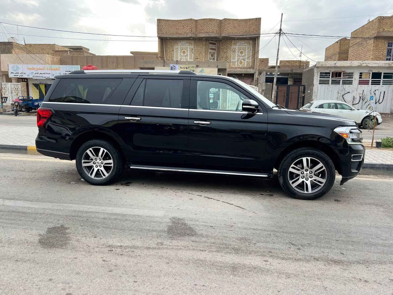 فورد اكسبديشن 2023 لمتد ماكس بدون لوحات بسمي تترقم جميع المحافظات ما عده الشماليه
ماشيه 48 ألف السعر 240
*********** بي وتساب
مكانه كوت مركز المدينة
