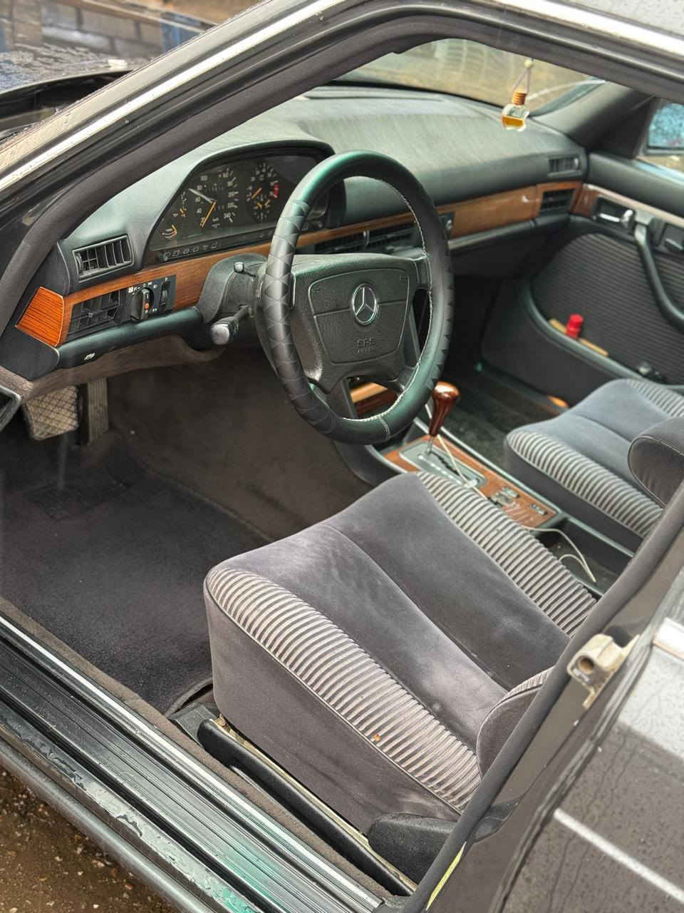 مرسيدسـ موديل 1990
E300  _SEL
مصبوغه جماليه بدون اي ضربه
عضمتها جدديده صفاح سياره موس
 كهرباء والضفيره مملعوب بيها
مكانها بغداد/حي القاهره
السعر 135 وبيها مجال انشالله
***********
