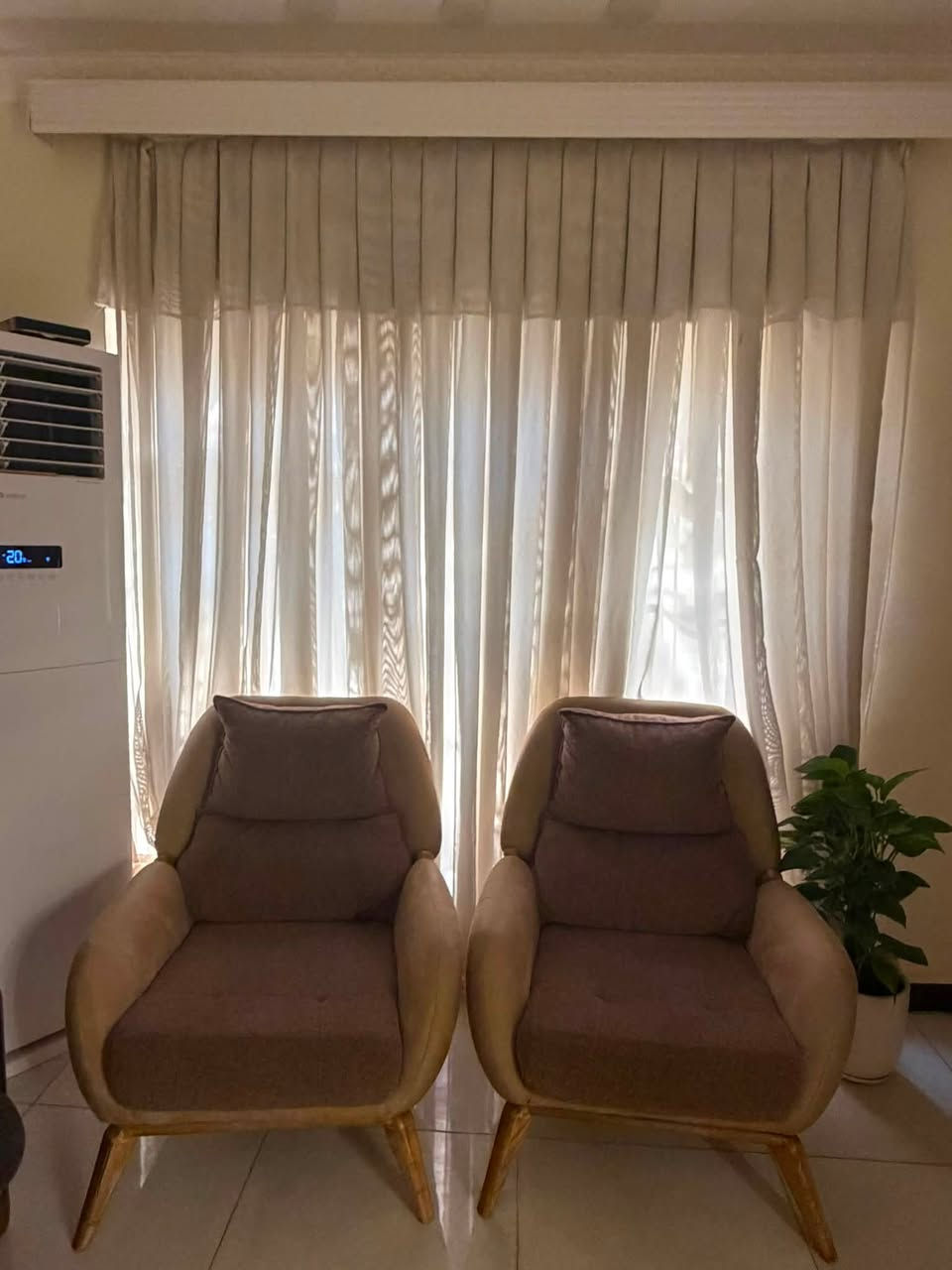 طقم قنفات (تخم) ضخم ومريح يتسع لـ 10 مقاعد! 🛋️✨
تصميم عصري ولون ترابي مميز يرهم ويا أي ديكور، يكفي عائلة كبيرة أو استقبال للضيوف بفضل مساحته الواسعة.
📌 المواصفات والتفاصيل:
• العدد: يتكون من 10 مقاعد.
• الحالة العامة: نظيف ومريح جداً، توجد فتحة (زرف) بسيطة في قنفة واحدة فقط وموضحة بالأولويات.
• الموقع: البصرة 📍
📩 لمعرفة السعر والتواصل أو للحجز:
يرجى المراسلة على الخاص، أو التواصل واتساب / اتصال على الرقم:
📞 ***********
