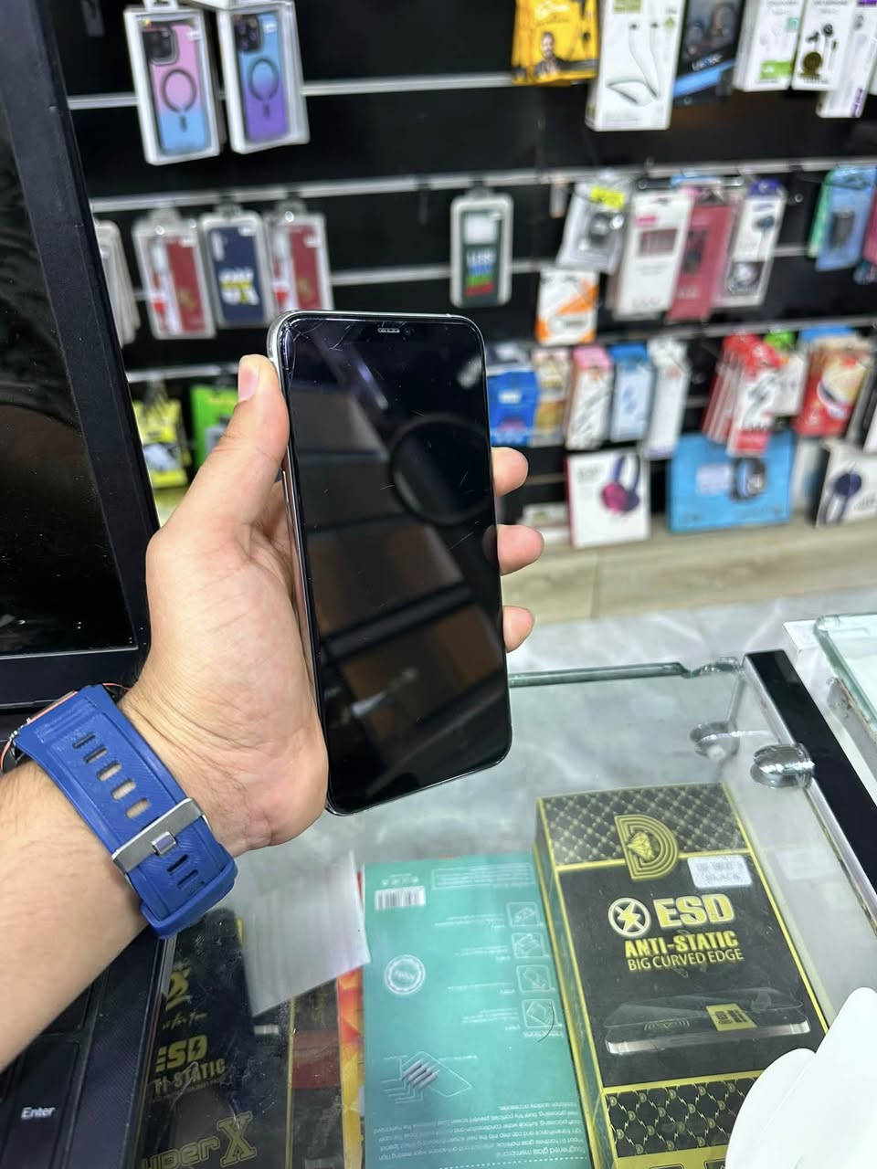 سلام عليكم❤️
📱 للبيع iPhone 11 Pro Max

* الذاكرة: 256GB
* البطارية: 73% 🔋
* الجهاز: كله شغال 100% (نت – صوت – اتصال)
* الحالة: نظيف جدًا ✨
* ملاحظة: الشاشة بيها فطور بسيطة جدًا وما تأثر على الاستخدام
* الجهاز بلادي (ما مبدل أي قطعة)

📍 الموقع: بغداد – مدينة الصدر
💰 السعر: 250 قفل

📞 للجادين فقط: ***********
