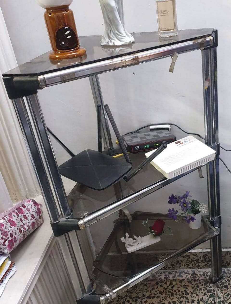 بوفية خشب صاج عراقي ثقيل مسويهة تفصال مو حاضرة السعر 350 الف 
رفوف زاوية عدد 2 السعر 25 الف 
سيت طبلات زجاج اربع طبلات مع طبلة وسطية السعر 60 الف 
مزهرية ثرية السعر 35 الف 
مكاني حي الاعلام للاتصال *********** بغداد, العراق
