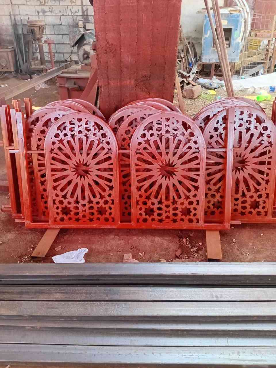 حداد درجه اولى باسعار مناسبه حسب الطلب الديكورات تركيه  ابواب شبابيك محجرات سقايف كي سبان سندويج بنل وكل مايخص الحداده تكريت القادسيه شارع البلاج باداره ابو ابراهيم *********** زين ***********
