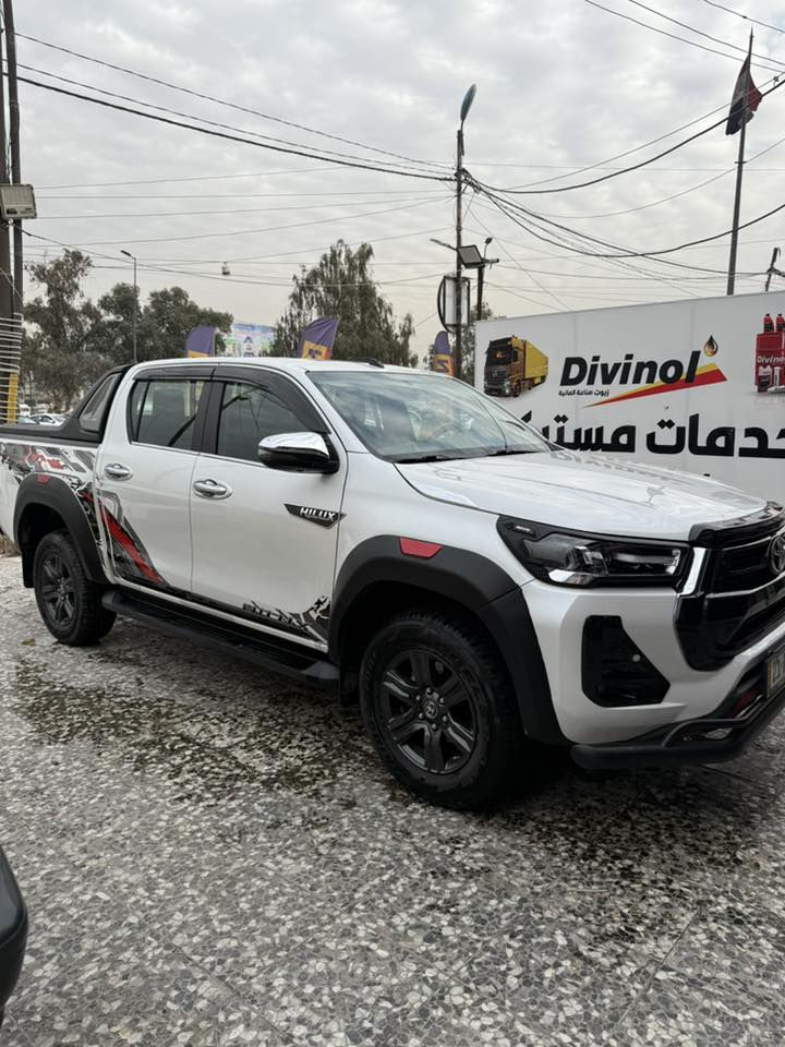 السلام عليكم من رخصة إدارة الكروب عندي تويوتا هايلوكس موديل 2024 ماشيه 49 على وضع الشركة بدون صبغ أو بارد السيارة جديدة أي شي مابها السعر 280 كشنات حار وشاحن مبايل مكان السياره بغداد زيونه تو البلديات ***********
