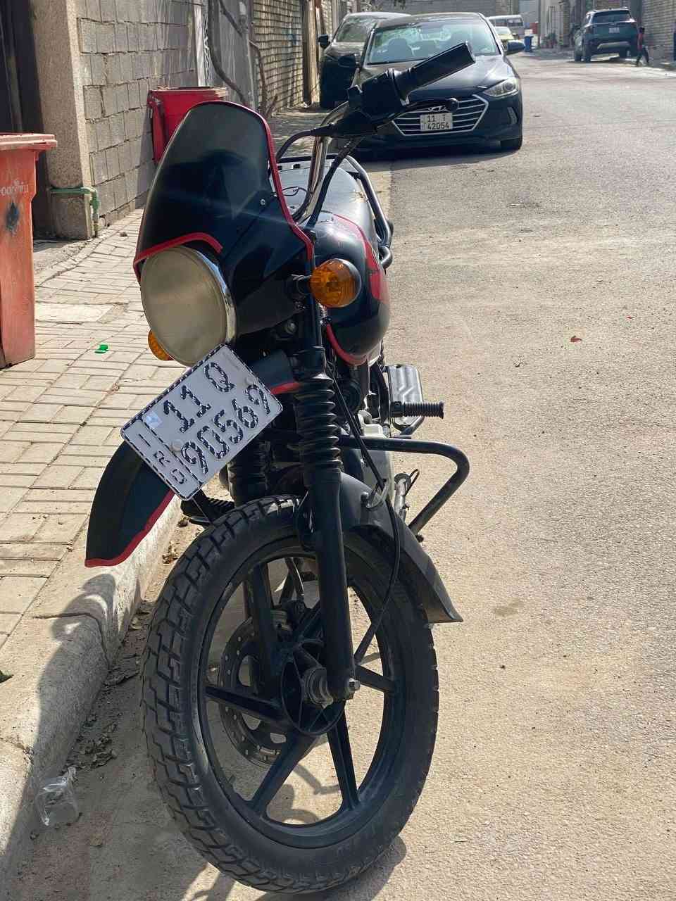 دراجه بوكسر للبيع 
لوحات وسنويه تحويل ثاني يوم 
مكينتها ناعمه ومطالع بيها دلفري 
*********** واتساب فقط
مكاني بغداد / الدوره 
السعر 2500 وبيها مجال
