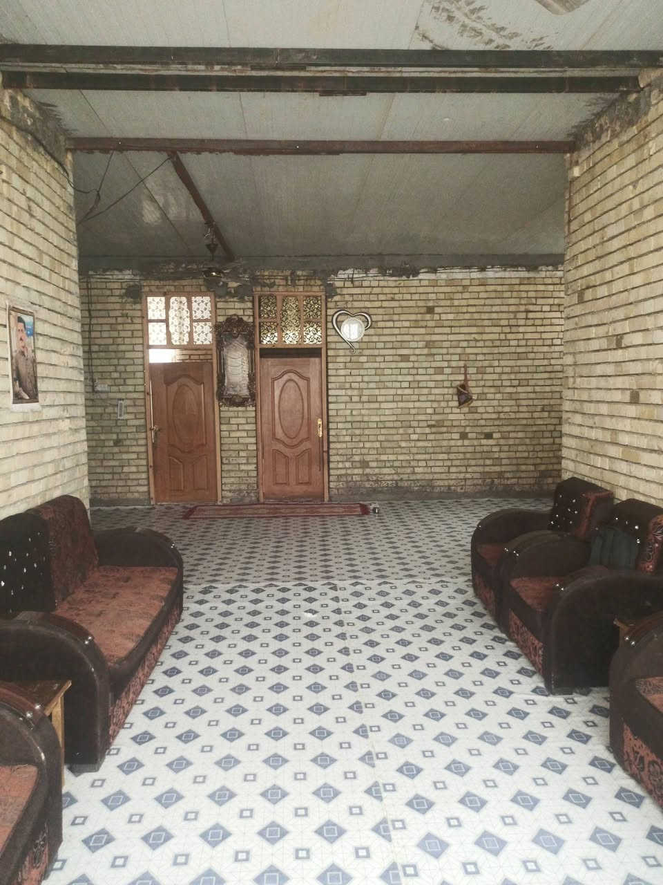 السلام عليكم 
يوجد دار للبيع في حي ذويب الثاني 
المساحه 250 متر + 50 متر امام الدار 
البناء طابرق جمهوري 
السقف سندويج 
بدون لبخ ولا سيراميك 
تسليك مجاري ابو 6
تسليك الماء بوري سيرين 
كهرباء واير سيمز 
أستقبال 7×4 
غرفتين 5×4 
مطبخ 5×4 
صاله 4×7
هول 4×6
كراج 5× 4 
حديقه 5×4 
الأستفسار اكثر على الرقم 
***********
