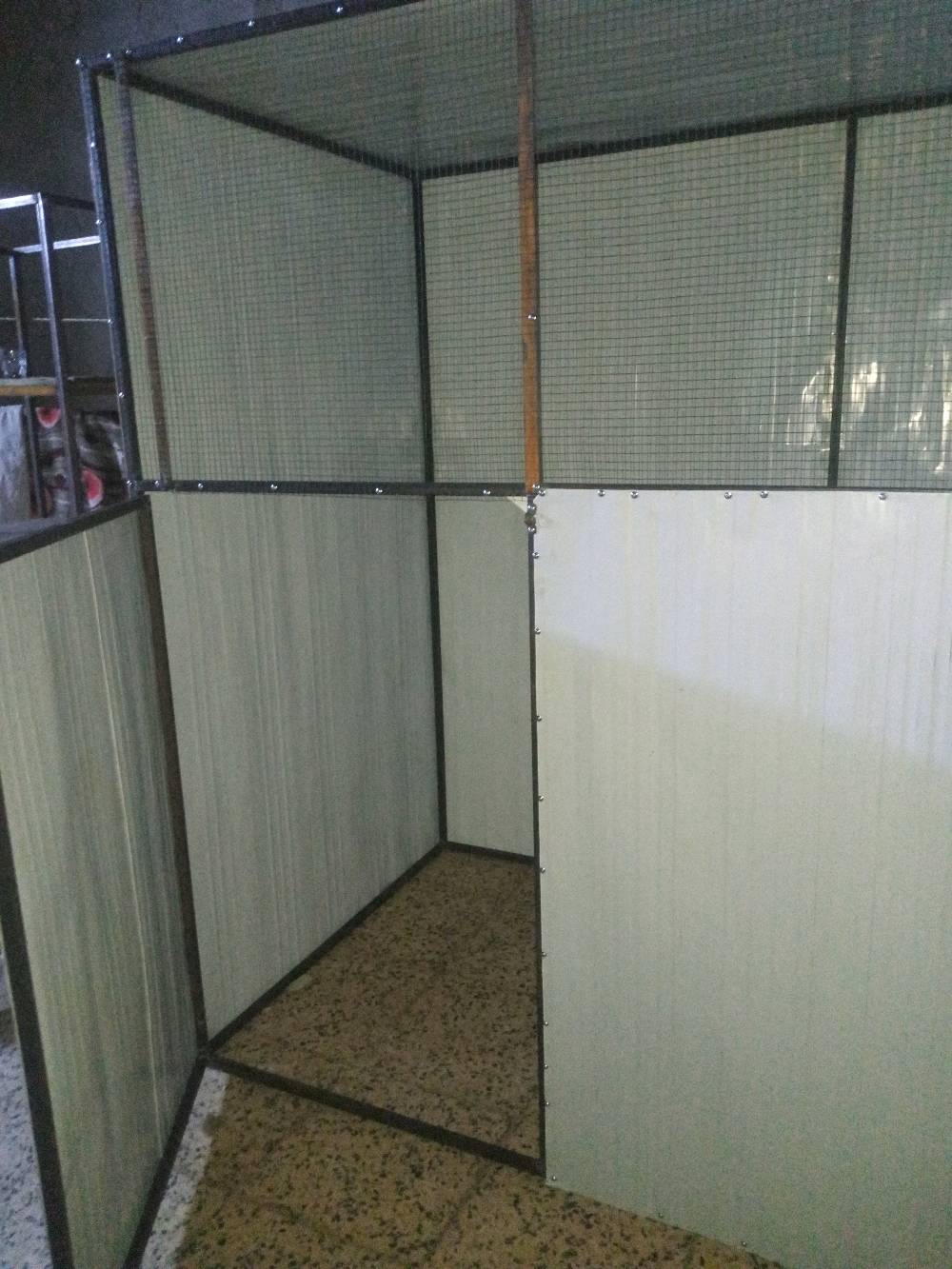 هذا قفص حديث ومتين متعدد الطبقات مناسب لتربية الطيور أو الحيوانات الصغيرة. يحتوي على تصميم شبكي يضمن التهوية الجيدة وسهولة التنظيف. القفص مجهز بعجلات لسهولة النقل، وهو مناسب للاستخدام الداخلي والخارجي. فرصة رائعة لمحبي تربية الطيور والحيوانات.

