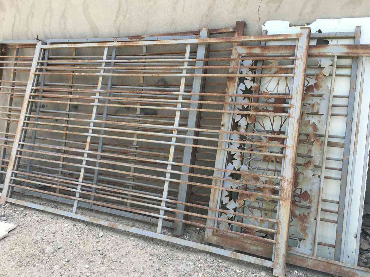 سياج حديدي للبيع ٤ قطع ارتفاعهم ١٩٠
قطعتين ٣,١٥ x ١,٩٠
وقطعة   ٣ x ١,٩٠
وقطعة ٨٠ x ١,٩٠
وباب ١,٥ x  ١,٩٠
السعر ٥٠٠ الف للتواصل الاتصال بالرقم *********** بغداد -كفاءات السيدية
