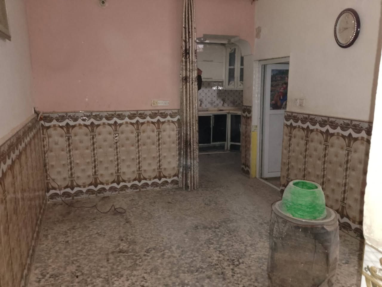 للبيع مساحه 100م فارغ مامسكون مسجل بلبلديه ومرقم يتكون من غرفه وصاله واستقبال ومطبخ  وصحيات داخله وخارجيه ومكشوفه بناء ابلوك تجعيب طابوك السكف عكاده شيلمان السطح مطبك فرشي العنوان شارع المطار الجديد شارع الحوزه قريب علشارع 6بيت السعر25بي مجال قليل للستفسار اتصل ***********مكتب بركات الصدرين للعقار شارع الحوزه
