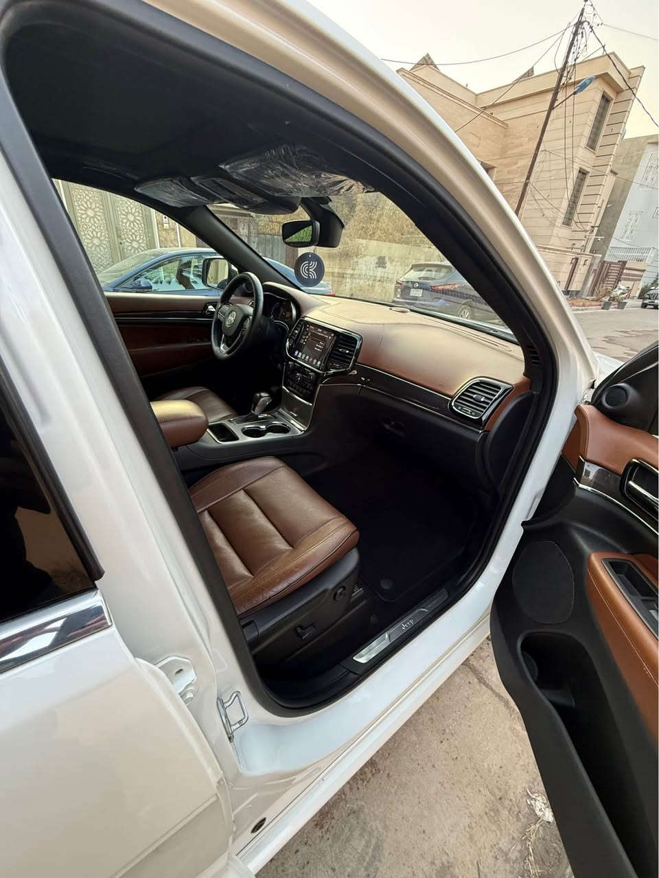 سلام عليكم جيب اوفر لاند ٢٠٢٠ امريكي بدون صبغ 
داخل قرميدي 
بنراما 
تدفئة تبريد كشنات 
ستيرن كهرباء و هيتر 
رادارات 
جنطة كهرباء 
حساسات امامي خلفي 
تو ويل 
فول السياره عده الجكات و الموس 
ماشية ٥١ الف 
بدون صبغ بس تكحيل ب البنيد بدون ايرباك 
مكاني بغداد صليخ و كاظمية 
السعر ٢٩٠$ 
*********** بغداد, العراق
