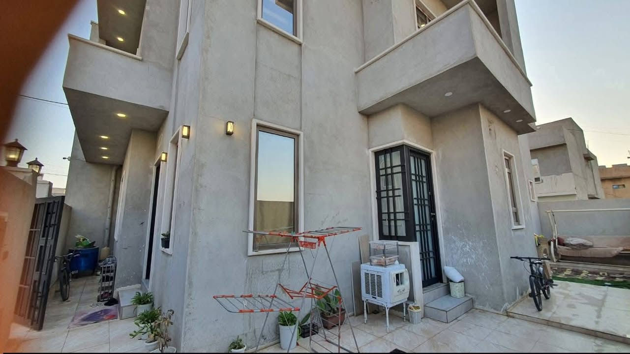 🏡 دار للبيع – فرصة مميزة
دار للبيع في بداية مزارع زبونه، مقابل حي الفلاح الثانية
📍 المدخل المقابل لمحطة تعبئة المنهل.
🔹 مساحة الدار: 176 متر
🔹 الوضع: ركن، طابق ونصف، بناء حديث
🔹 واجهة الدار: 12 متر
🔹 الاتجاه: شروق تام + شمال
🔹 الخدمات: ماء، كهرباء، تبليط كامل
📄 السند:
سند بستان زراعي نموذج (25)
معاملة البلدية مسلّمة ويوجد كرت بلدية.
🧱 تفاصيل البناء:
الطابق الأول:
كراج 🚗
استقبال
هول داخلي
غرف نوم عدد (2)
مطبخ
صحيات
مناور إنارة
الطابق الثاني:
هول موزّع
غرف نوم عدد (2)
سطح ناصي وعالي
 للاستفسار الاتصال على:📞
📞***********
📞***********
📍 أو زيارة موقع المكتب الكائن في:
حي السماح - سايدين الاركان مجاور جامع طه
