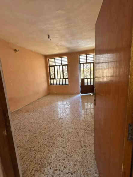 دار مساحته 100
متر طابو ملك صرف 
سكني يحتوي عل 2 غرف نوم 

واستقبال ومطبخ وخدمات

موقعه الانتصار شارع ال 25 قرب الملعب 

موقعه مميز وسط المنطقه 

سعر (75)
***********
