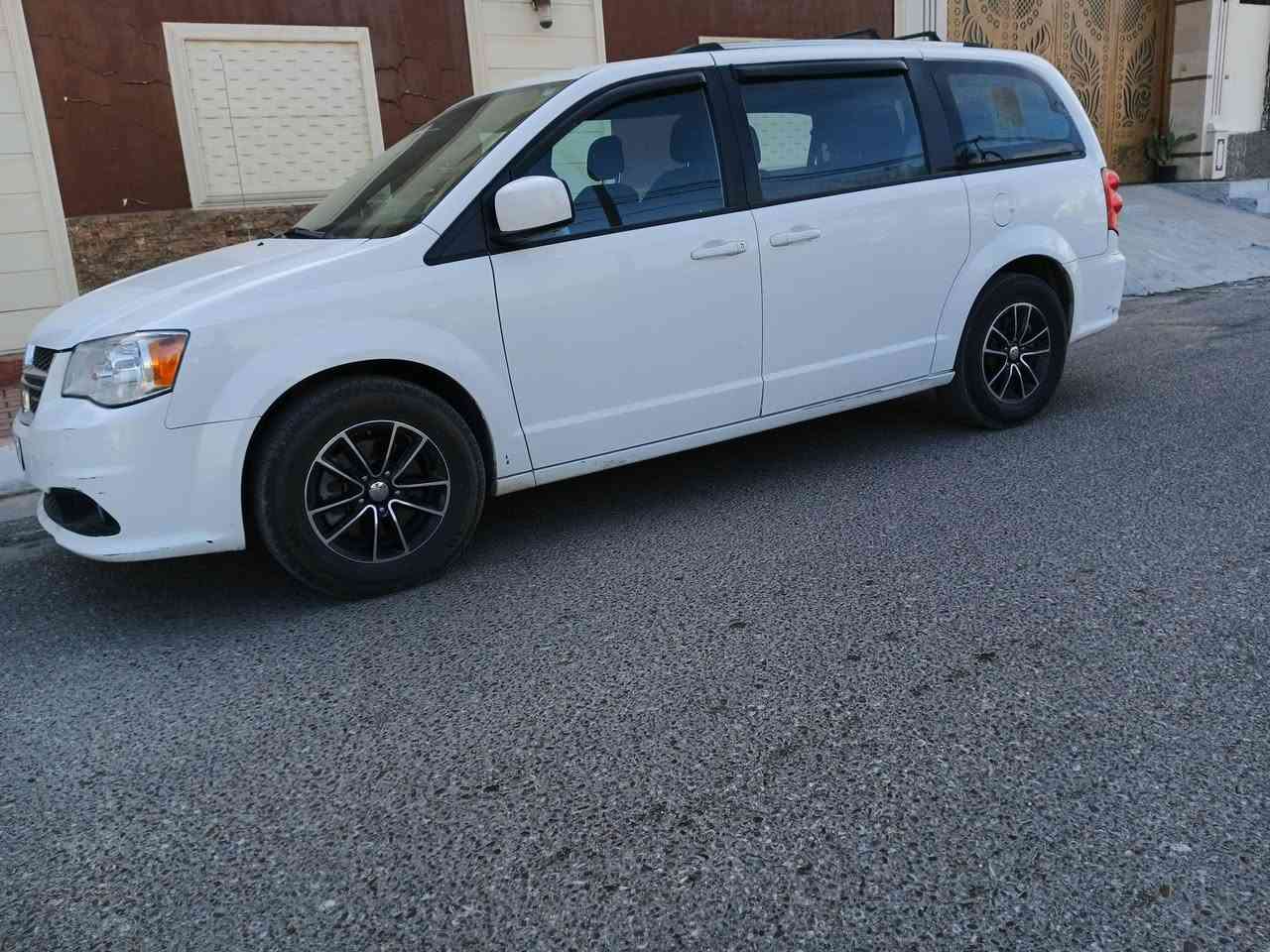 السلام عليكم دوج كرفان موديل 2018 مكينه وكير كفاله مواصفات شاشه كامره خلفيه حساست خلفي امامي جديده كهربائية فول شغال تبريد 3قطع سبعة 7 راكب حداديه خلفي امامي جديده حدثه جوملغ وباب جهت اليمنه فقط وباقي كفاله العنوان كربلاء السعر 158زبيه مجال بصيط حك الجيه انتصال فقط ***********//***********
