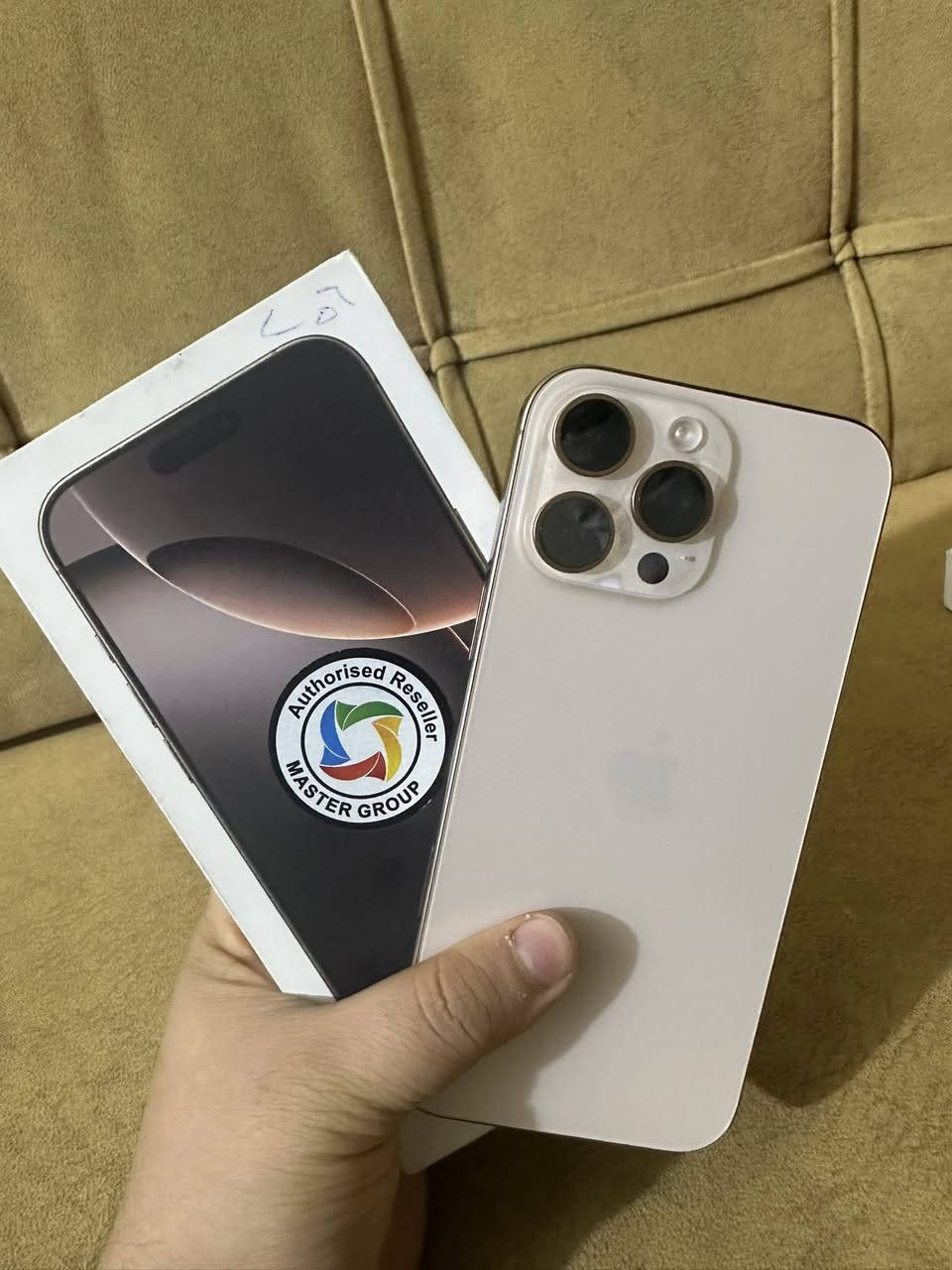 السلام عليكم 16 برو ماكس مكفول (السعر ب 1250 ( ***********)
