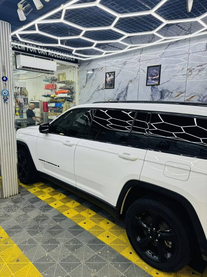 السلام عليكم
جيب كراند شيروكي لميتد بلاك توب 
7 راكب وارد امريكي بدون ضرر ايرباك ماطاك
فقط بارد مابيها اي قطعه تبديل مابيها صبغ سليمة من كل العيوب
( فول مواصفات عدى الفتحه 
تشغيل بصمة وعن بعد
6 سلندر فور ويل ) المحرك :3.6 .
 المواصفات : 4x4* قيادة ذاتية عند المنعطفات. * 
رادار امامي مع مانع تصادم .
. * تحذير الخروج عن المسار . * مستشعر
 نوم السائق مع نظام التوقف الآلي * تحذير النقطة عمياء شاحن موبایل وايرلس * تبترونيك كير بالستيرن ويل كب بلاك توب 
. . * تشغيل عن بعد . * الصندوق الخلفي كهربائي * حساسات خلفية .* مكيف خلفي مع وحدة تحكم منفصلة تدفئة كشنات + ستيرن . * مانع تصادم خلفي * محدد سرعة نظام 
التشغيل والاطفاء الاوتوماتيكي . 
* نظام بريك اوتماتيكي. 

العنوان بابل الحله
للأتصال ***********
