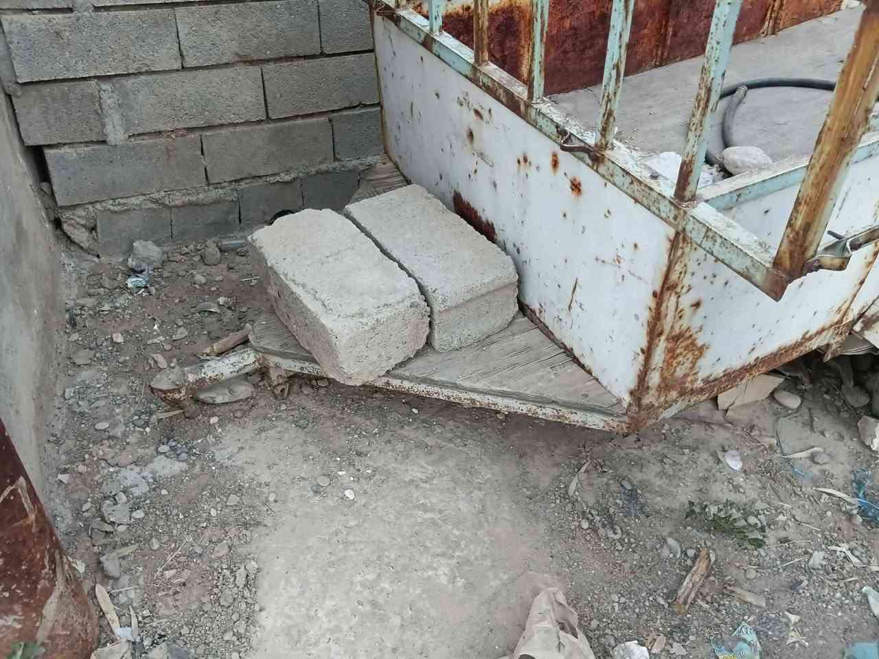 متاح السلام عليكم عربانة سحب ورا السيارة للبيع بس ينرادلها صبغ ونفخ التايات  وهية واضحة بلصور السعر ١٢٥ الف وبيها مجال بسيط الستفسار علخاص او علرقم *********** او وتساب عنوان بلقوسيات
