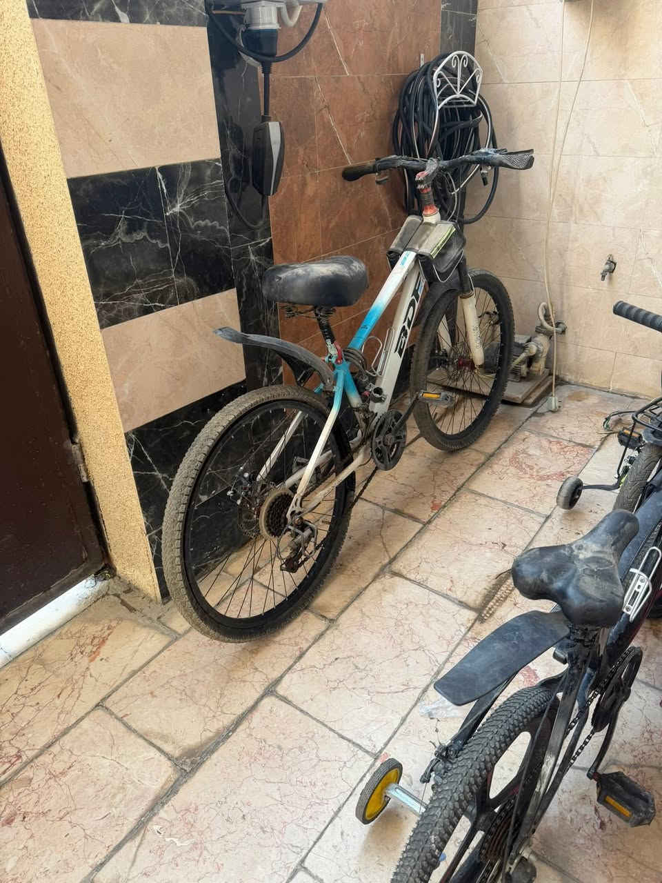 للبيع حجمه اعتقد 26 نضيف كلش التاير الخلفي نازل سعره 90 وبي مجال
***********
