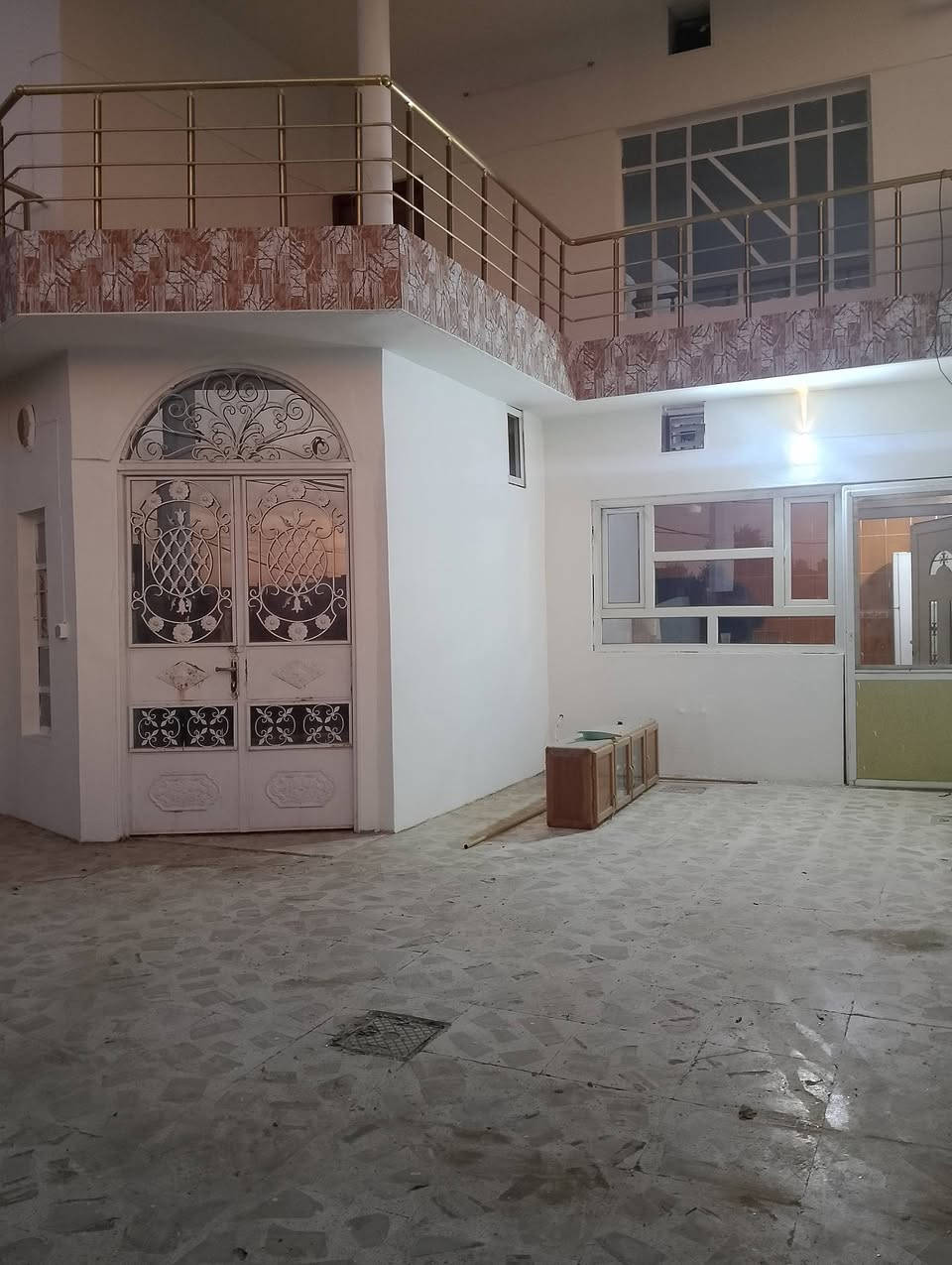 دار للبيع مساحة/200/متر طابقين كامل
عنوان الدار:قادسية الثانية شارع أبو وليد 
نوع العقار:طابو ملك صرف 
مواصفات:كاشي،سقف ثانوي 
يحتوي على استقبال ومطبخ وهول وغرفتين نوم 
للاستفسار مراجعة مكتب النورين للعقارات والمقاولات أو الاتصال على الارقام التالية:***********واتسأب
