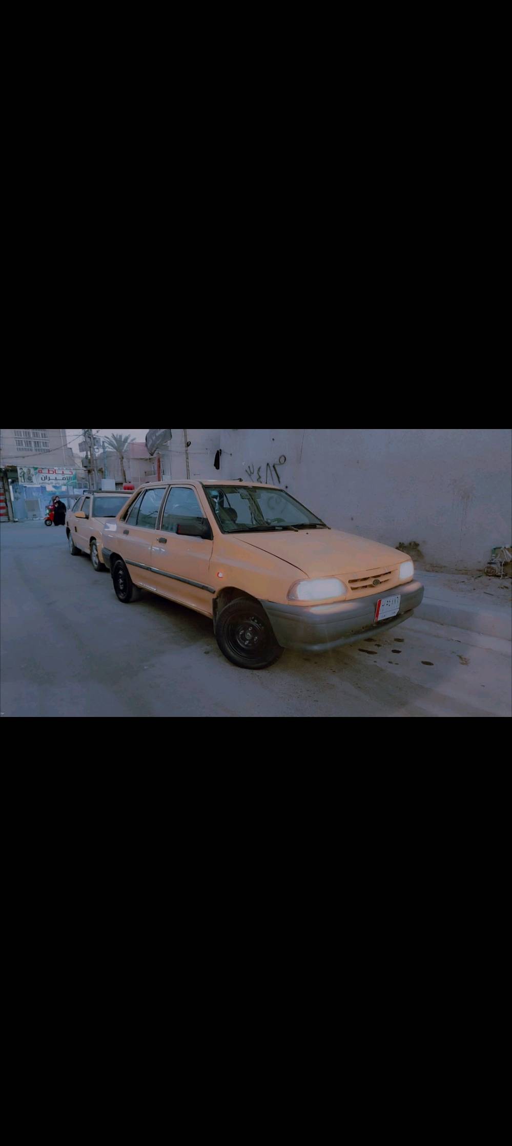 السيارة معروضة للبيع. حالتها جيدة ومصبوغة بلون أصفر. تتضمن تفاصيلها الداخلية الحفاظ على المقاعد بحالة نظيفة كما هو ظاهر بالصور. الأضوية الأمامية والخلفية في حالة ممتازة. السيارة مناسبة للاستخدام اليومي وقيادتها مريحة.