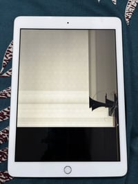 iPad Pro 9,7 ذاكرة 128 گيگة   للبيع مستعمل عطل شاشه فقط اليوم ضجت ضربت...