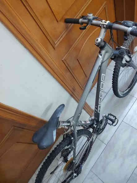 دراجة Merida MTB للبيع
الموديل: Merida Matts 10
النوع: جبلية (Mountain Bike)

المواصفات العامة
هيكل (Frame): ألمنيوم قوي وخفيف الوزن

المقاس: مقاس متوسط – مناسب لمعظم الأطوال

النظام: 21 سرعة

المغيّرات (Shifters): Shimano

الديراتور: Shimano

الفرامل: فرامل جنط (V-Brake) أمامية وخلفية

الشوكة الأمامية: نظام تعليق أمامي (Front Suspension) لتخفيف الصدمات

الإطارات: Merida مقاس 26 إنش

الجنطات: ألمنيوم خفيف

الكرينك: ثلاثي

الكراسي والمقود: قياسي بحالة جيدة

البدالات: بلاستيك مقوّى

الحالة
الدراجة بحالة جيدة

الإطارات بحالة ممتازة

مناسبة للطرق الوعرة والمدينة

السعر : 250 الف 🔥
شارع فلسطين خلف بانزين خانة المهندسين ***********
