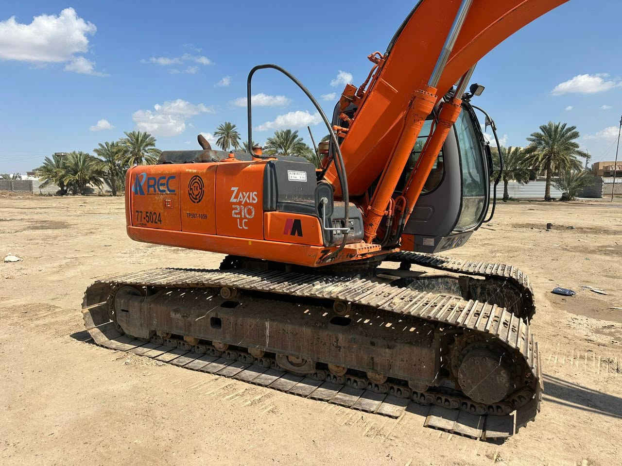 حفاره هيتاشي للبيع موديل 2004 رقم اربيل ***********
