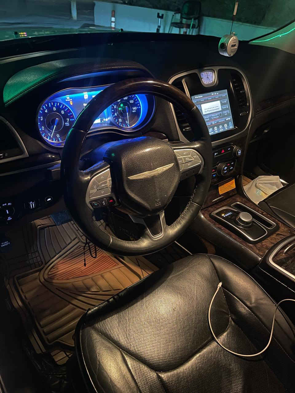 السلام عليكم 
اوباما مرمز 18 السياره c فول مواصفات بنوراما برده خلفيه تحكمات كشنات كهرباء لايت زنون السياره بأسمي  رقم بغداد الإنكليزي حادث جاملغ وبنيد فقط ***********
