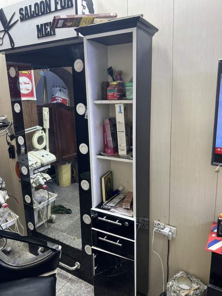 السلام عليكم 

مرايات عدد2

كراسي عدد2

كومدي عدد2

فاترينات عدد2

عنواني بغداد مدينه الصدر قطاع 57

وهاذا رقمي متواجد واتساب ***********
السعر على الواتساب
