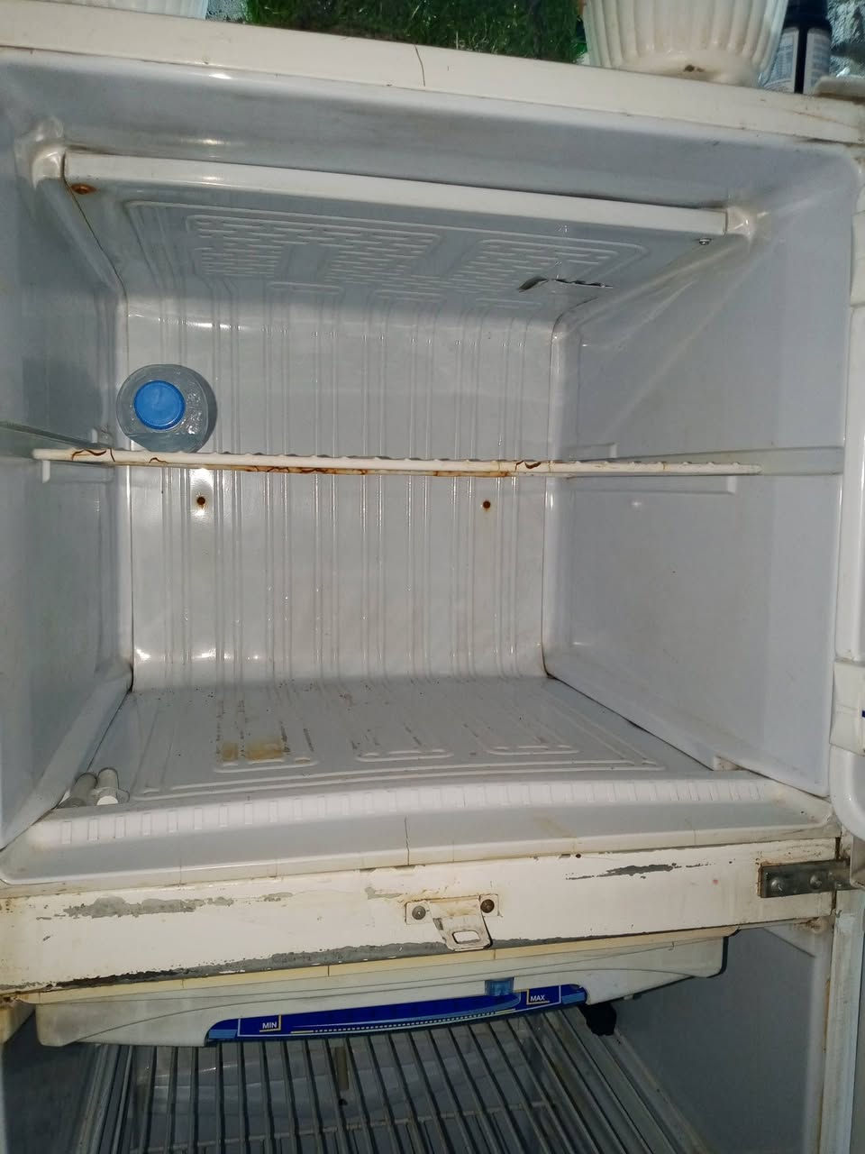 ثلاجه للبيع تشتغل بس ما بيها غاز سعر 50 الف ‏‪***********‬‏الايمن حي التنك
