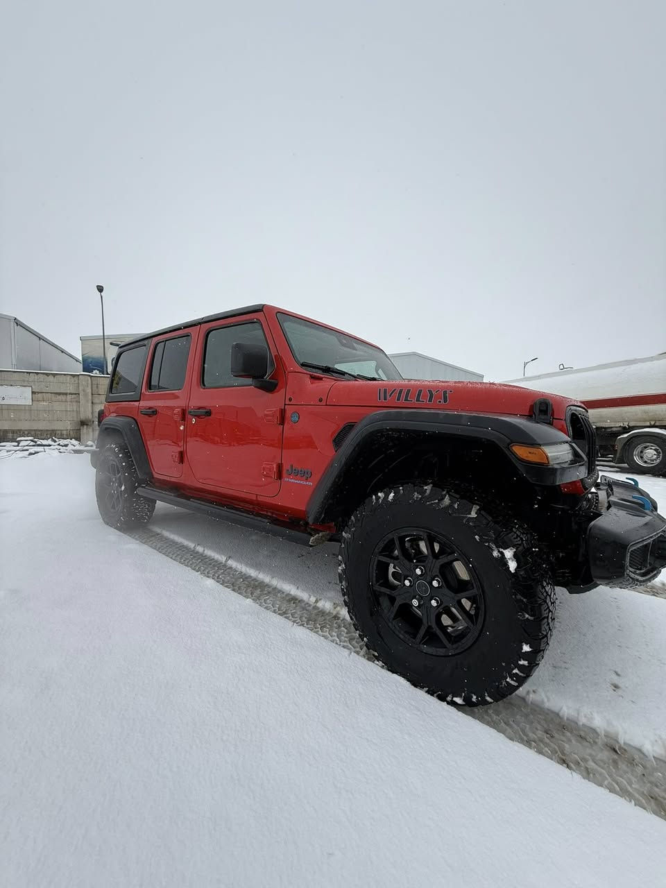 السلام عليكم جيب رانكلر موديل2024 هايبرد ماشيه 16 mil
للبيع 

1.بصمه  
2.شحن خارجي 
3. شاشه 
4.لايتات زنون هايلوجين
5.كشنات جلد او شموا احمر بلادي 
6.سقف اسود بلادي 
7. تحكم استرين
8. ويل حجم 17
9. حساس خلفي
10 .رادار جانبي 
11 .تاير جبلي بلادي  

حادثً بين بابين سكن تبديل بابين بلاديً مابي صبغ
رقم سليمانية باسمي
------- 
رانگلەر مۆدێل ٢٠٢٤ هایبرێد کارەبا بەنزین مواسەفات وایلس 
یەک پارچەی بۆیاخە رەسمی سۆنەرەکەشیم داناوە پشت و پێشی کەپسە تەنها ١٦ هەزار مایل
رۆشتووە لۆک لۆکە
-------
سعر ٣١٥ ورقة بيها مجال
315 وەرقەو مەجالیشی تیایە

---***********---
سليمانية
