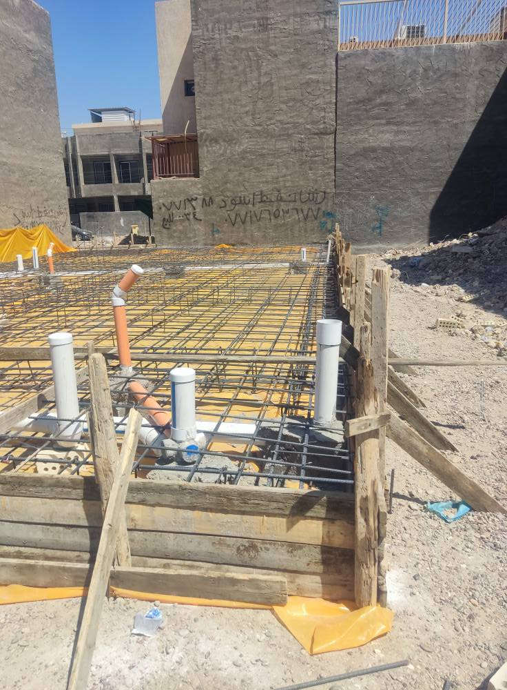 عرض الذهبي سعر المتر للهيكل  180 الف دينار فقط
مع مخططات كامل  مجانا  
العرض يشمل المساحات 150 متر واكثر  لاكثر من طابق  
مكتب البعد الربع 4D
*********** ☎️
بنود اتفاق
1- تنظيف الارض ومن ثم فرش طبقة من الجلمود (حسب الحاجة) وطبقة من السبيس ومن ثم حدله ورش الكلوردين بواسطة المرشات.
2- تاسيس شبكة مكافحة الارضة حول الجدران الخارجية.
3- فرش طبقة من النايلون الزراعي السميك. 
4- استخدام مواد ناجحة في الفحص المختبري وهي كالأتي :
·       رمل اخيضر جيد لاغراض البناء.
·       سمنت عراقي عادي لاغراض البناء وسمنت مقاوم للاملاح لاي عمل يخص الارضية.
·       طابوق  اصفر من معامل جيدة.
·       شيش مفحوص مختبريا".نوع (ff)
5- الصب باستخدام خباطة المركزية بمواصفات C30.
6- الاساس من النوع raft     بارتفاع 40 سم  ويكون تفاصيل التسليح حسب التصميم الانشائي. طبقتان 
7- تسليح السقف بأستخدام طريقة الحصيرتين ويكون تفاصيل التسليح حسب التصميم الانشائي.
8- صب البادلو بأرتفاع 15 سم.
9- البناء بعرض 24 سم وارتفاع  3م للطابق الارضي مع استخدام رباط كونكريتي فوق البناء وبعرض 24 سم وبارتفاع30سم ويكون الارتفاع الكلي 3.3م
10-ارتفاع بناء الطابق الثاني 3.2م ارتفاع بناء بطابوك 
2.9م ورباط ساقط ارتفاع 30سم ويكون مجموع ارتفاع الطابق الثاني 3.2م
11- عمل المجاري بمواد تجارية ناجحة (الامل الشريف) مع استخدام منهولات بلاستكية جاهزة (بوري بقطر 40 سم) حسب توزيع الصحيات بالخارطة الخاصة باعمال الاساس.
12- عمل انابيب بقطر 3 انج للسبالت وحسب موقع كل غرفة في البيت.
13- يكون ارتفاع الاسيجة الخارجية واسيجة المناور 2 متر.
ملاحظة:
1-    كافة الاعمال الخاصة بالتسليح والكونكريت خاضعة للتصميم الانشائي.
2-    يشمل العمل الفقرات اعلاه للهيكل(فقط) ووفق تفاصيل الخريطة 
3-ترفق مع هذه البنود صور توضيحية ومخططات والخريطة وكل التفاصيل الاخرى.
4- الذرعة سقوف فقط ،المنور والكراج نصف ،الستاره كل 2متر تحسب (متر مربع واحد
