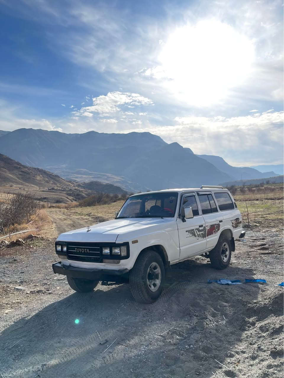 لاندکروزەر 
🔺گێڕ و دەبڵ گێر و مەکینەو ئەکسل بەشەرت 
🔺مۆدیل ٨٩
🔺هەیکەلی جوان و قیت و قۆز 
🔺چوار تایەی جەبەلی 
🔺ناوەوەی خاوێن و جوانە 
🔺بەرەدەرگا و بەرگە کوشن نوێ و جوان
🔺ئایپاد 
🔺لایت و بلاجکتۆری بۆ بەستراوە 
🔺چەمچە بۆ بارهەڵگرتن 
🔺سەیارەیێکی بەهێز و ماڵی شاخ و قوڕو بەفرە
🔺نرخی گونجاوە 
***********📞 Singapore
