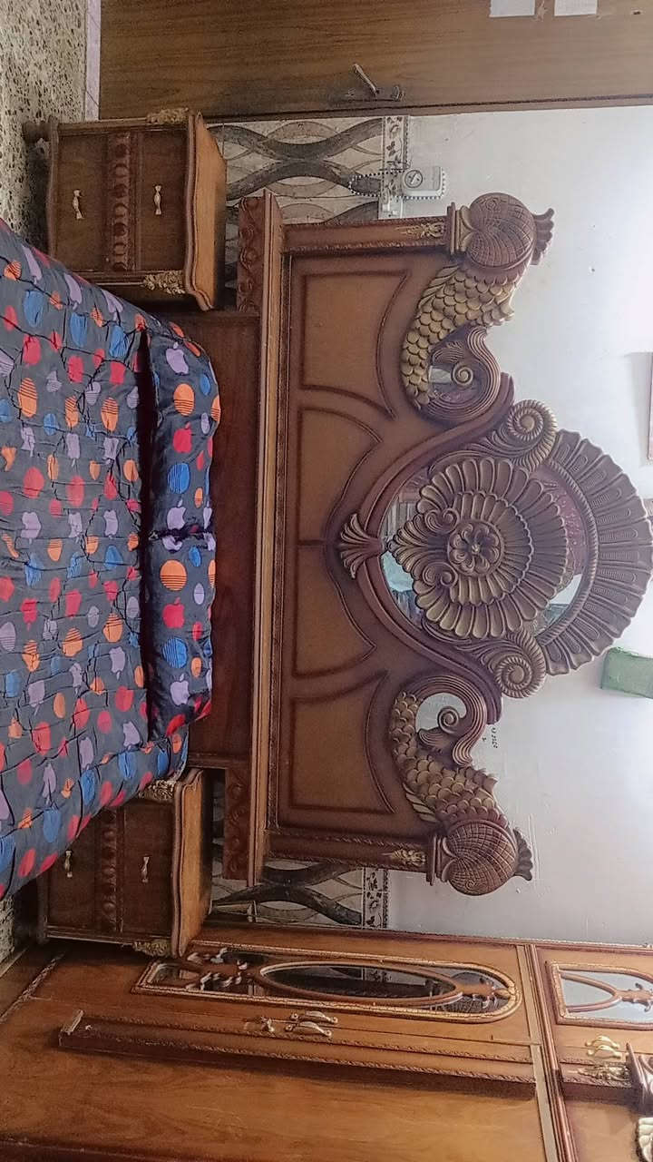 سلام عليكم عندي غرفه ٦ باب بس مابيه تخت مكسور ٣٠٠ بيه مجال***********
