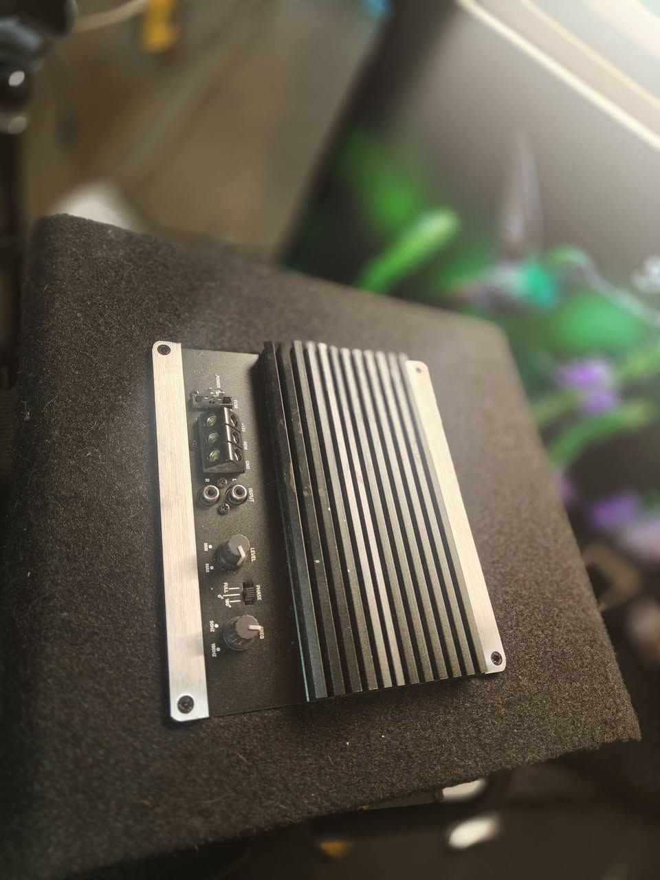 السلام عليكم.. للبيع قطع سيستم صوت سيارة، الغراض شغالة ومية مية:
​مضخم صوت (Amplifier) نوع Phoenix Gold QX300.4:
​ماركة أصلية معروفة بنقاوة الصوت، 4 قنوات.
​النظافة الخارجية 80% والجهاز شغال طبيعي وبدون أي عطل.
​ساب ووفر (Subwoofer) نوع Nuclear Sound:
​ساب ووفر "أكتيف" صوته قوي ونظيف.
​البوكس بلادي مغلف قماش مع أسياخ حماية للسماعة.
​السعر: التواصل على الخاص (وبيه مجال للشراي).
الموقع: بغداد - الأمين الثانية.


**إذا كنت صاحب هذا الإعلان وتريد حذفه لأي سبب، رجاءا أرسل رسالة إلى الدعم الفني**