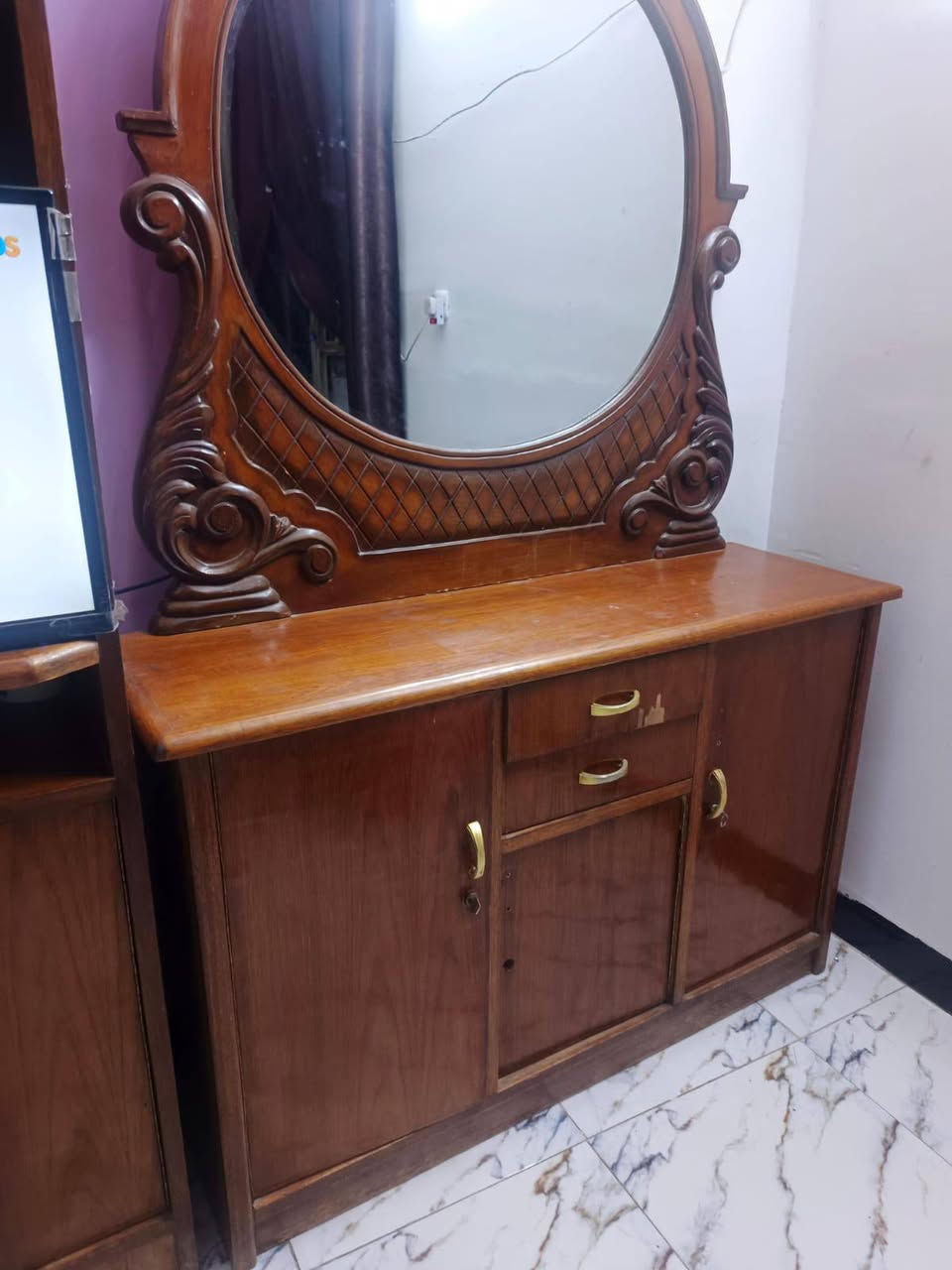 كنتور ٥باب مع ااملاحق + زاوية + ميز تواليت + ميز تلفزيون + جرباية + ميز صغير عدد ٢ (نقص تاج فقط) الاتصال واتساب ***********
